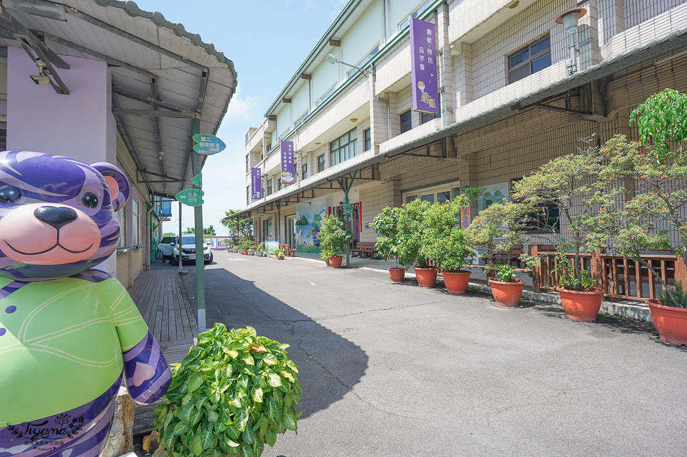 阿聰師芋頭文化館。台中免費觀光工廠：巨大書冊牆，免費試吃芋頭餅、茶飲咖啡！！ @緹雅瑪 美食旅遊趣