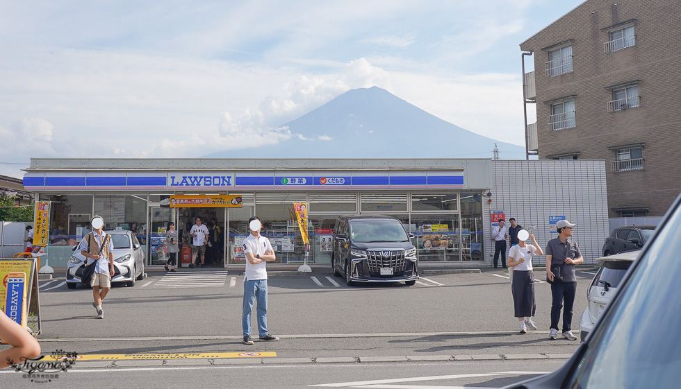 富士山LAWSON打卡景點！LAWSON河口湖站前店，富士熱門景點 @緹雅瑪 美食旅遊趣