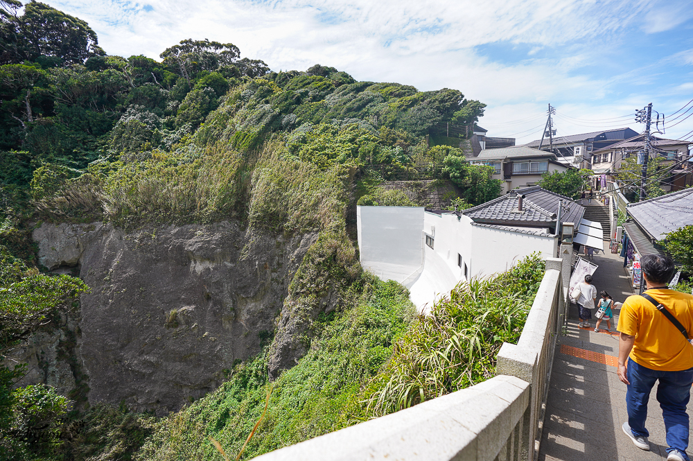 日本鎌倉｜江之島瞭望臺燈塔｜江之島神社：搭自助扶梯到財神神社洗錢，登江之島海蠟燭吃金目鯛魚料理 @緹雅瑪 美食旅遊趣