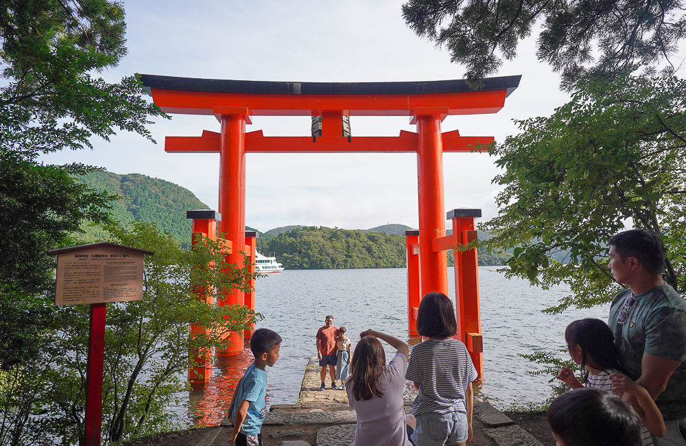 箱根景點｜箱根神社 平和の鳥居｜九頭龍神社：拍出絕美湖中大鳥居照，參拜箱根大神抽七福神籤 @緹雅瑪 美食旅遊趣