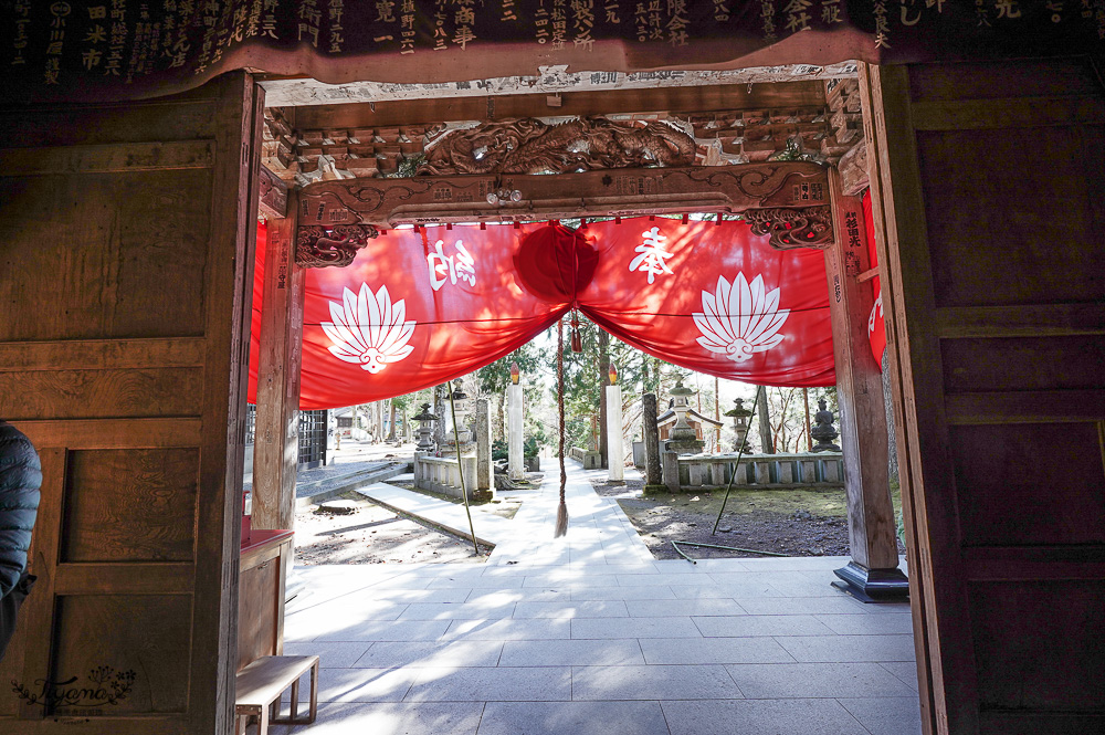 群馬沼田｜迦葉山龍華院彌勒寺：日本最大的天狗面具！參拜把天狗面具借回家，還願雙倍奉還天狗面具 @緹雅瑪 美食旅遊趣