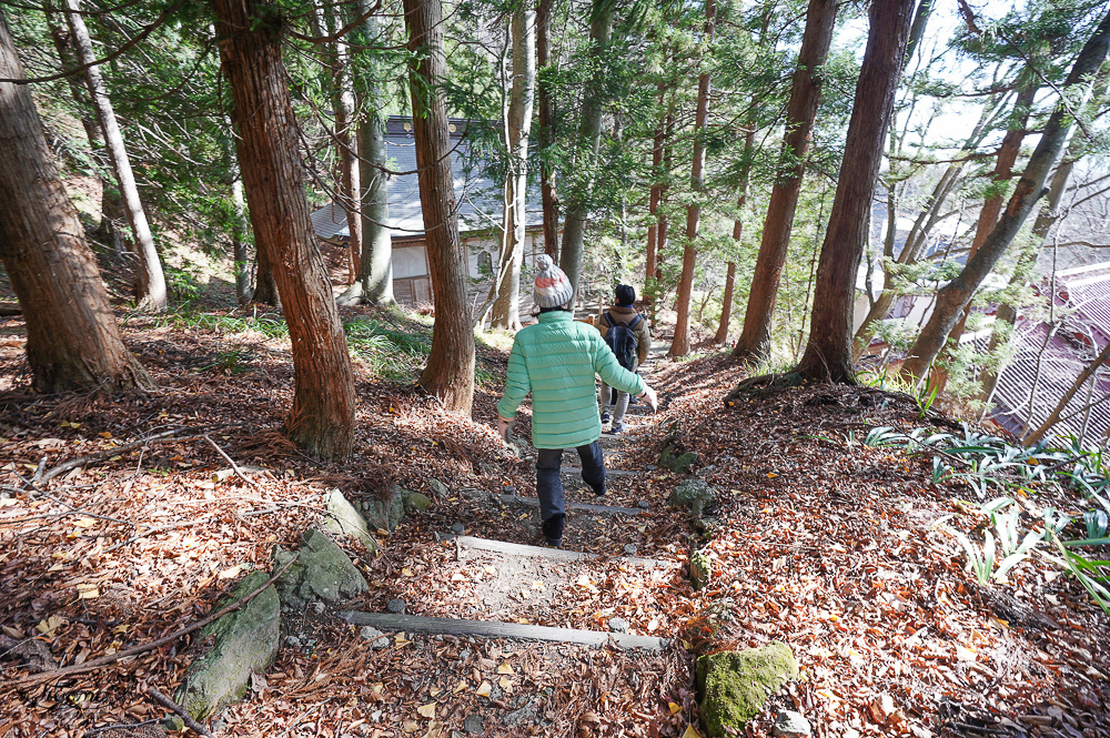 群馬沼田｜迦葉山龍華院彌勒寺：日本最大的天狗面具！參拜把天狗面具借回家，還願雙倍奉還天狗面具 @緹雅瑪 美食旅遊趣