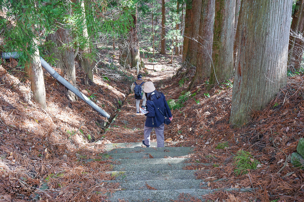 群馬沼田｜迦葉山龍華院彌勒寺：日本最大的天狗面具！參拜把天狗面具借回家，還願雙倍奉還天狗面具 @緹雅瑪 美食旅遊趣