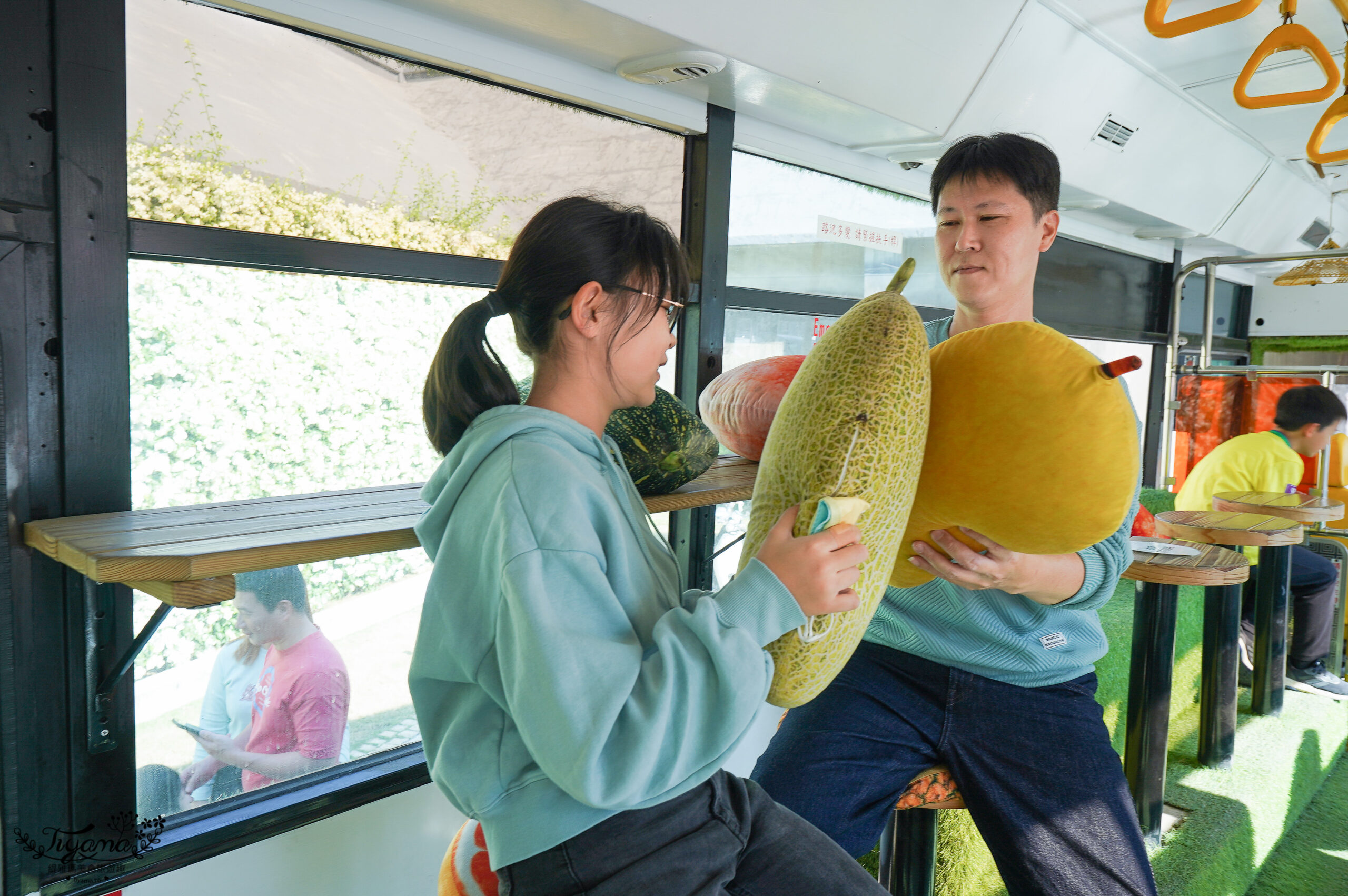 嘉義免費景點｜中埔穀倉農創園區：穀倉風格星巴克、綠色草皮巴士、絕白色布瀑花牆，50元親子遊戲區 @緹雅瑪 美食旅遊趣