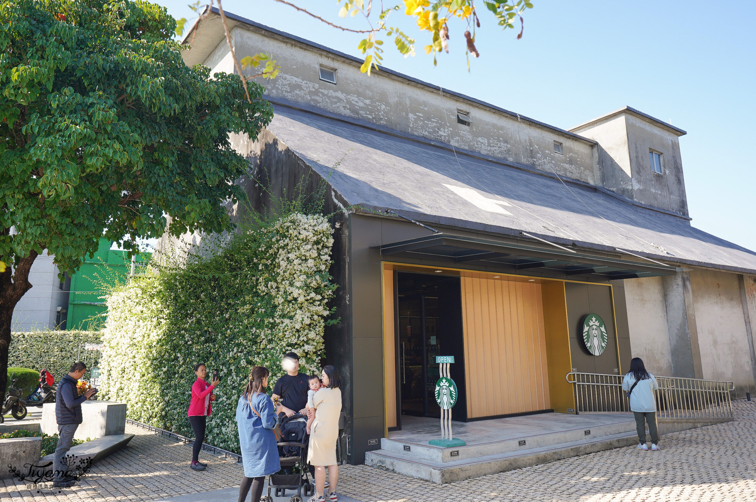 嘉義免費景點｜中埔穀倉農創園區：穀倉風格星巴克、綠色草皮巴士、絕白色布瀑花牆，50元親子遊戲區 @緹雅瑪 美食旅遊趣