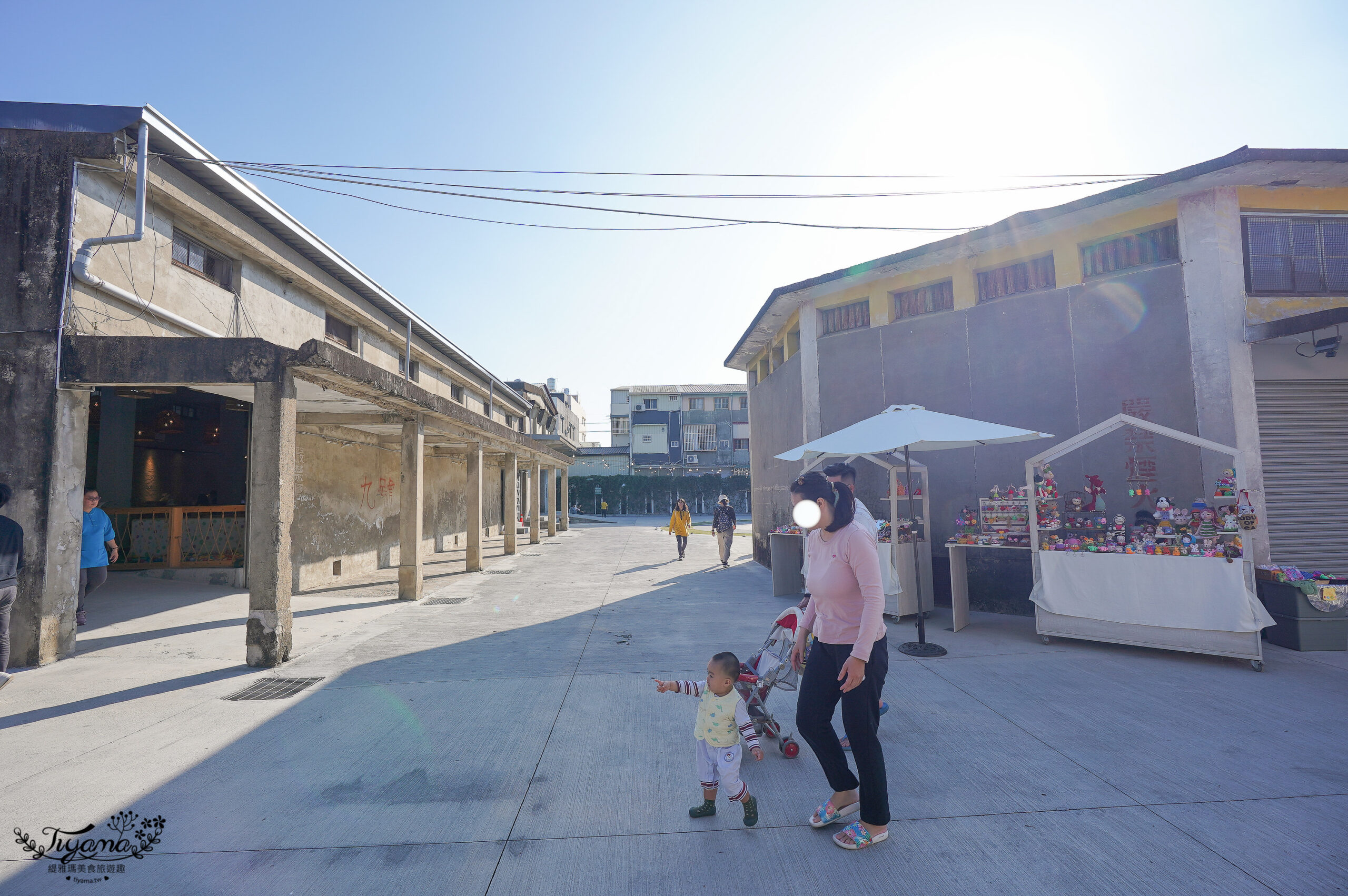 嘉義免費景點｜中埔穀倉農創園區：穀倉風格星巴克、綠色草皮巴士、絕白色布瀑花牆，50元親子遊戲區 @緹雅瑪 美食旅遊趣