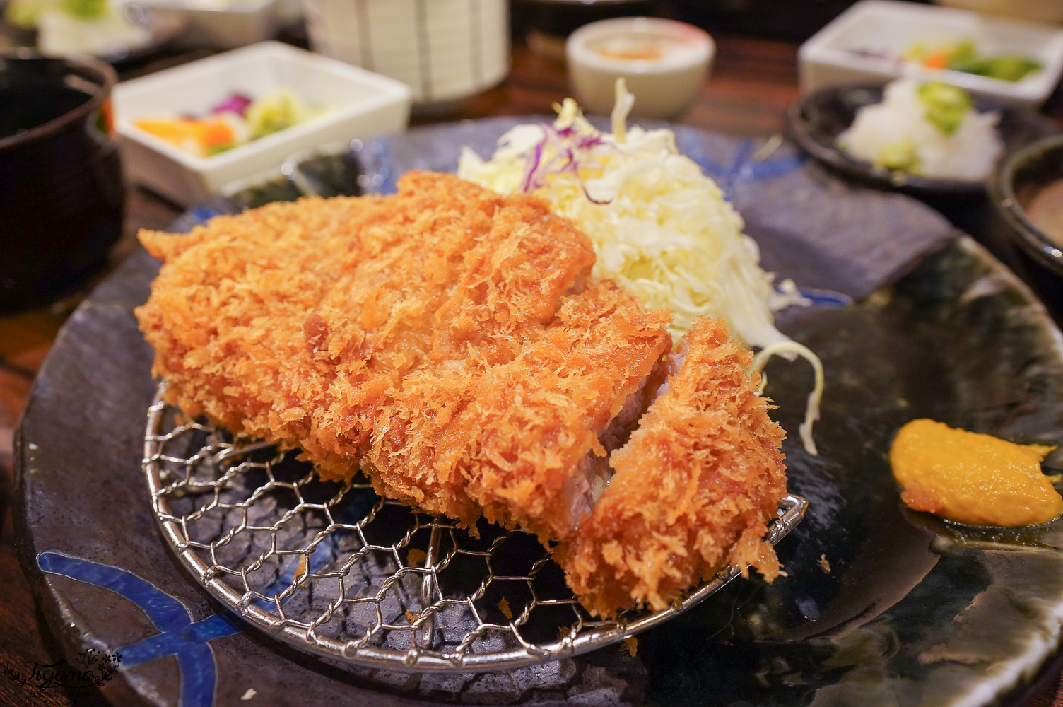 熊本美食米其林「勝烈亭 新市街本店」，熊本必吃鹿兒島「六白黑豚」近下通商店街巷內美食 @緹雅瑪 美食旅遊趣