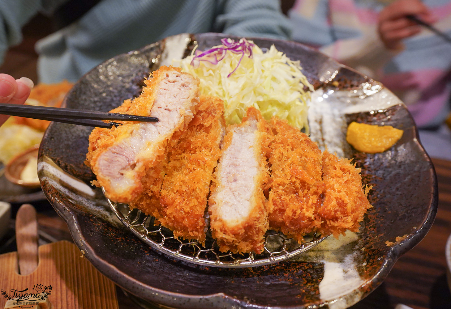 熊本美食米其林「勝烈亭 新市街本店」，熊本必吃鹿兒島「六白黑豚」近下通商店街巷內美食 @緹雅瑪 美食旅遊趣