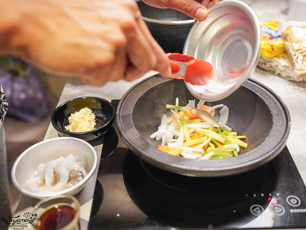 高雄第2間「狂一鍋高雄義享店」來囉！！網路票選新台式火鍋第1名，隱藏版「酸菜魚鍋」敲好吃 @緹雅瑪 美食旅遊趣