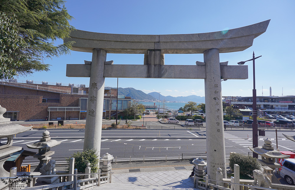 唐戶景點．龜山八幡宮｜龜山宮：日本最大花崗石鳥居，拍出海山一線美絕的河豚神宮 @緹雅瑪 美食旅遊趣