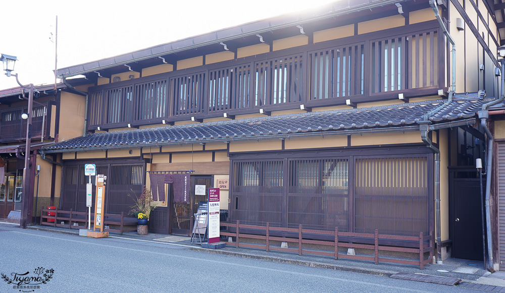 飛驒高山免費景點「飛驒高山町體驗交流中心｜飛騨高山まちの体験交流館」體驗手作結び組紐幸運繩、吉祥物玩偶猿寶寶さるぼぼ @緹雅瑪 美食旅遊趣