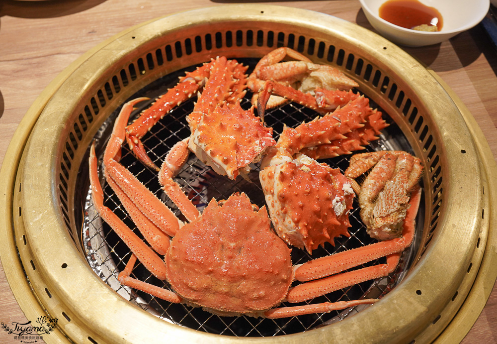 北海道三大螃蟹吃到飽「 伝 Den-JAPANESE BUFFET DINING」，螃蟹.海鮮.肉品.壽司.軟性飲料任你吃，BBQ、涮涮鍋二選一，KKday加碼90分鐘 @緹雅瑪 美食旅遊趣