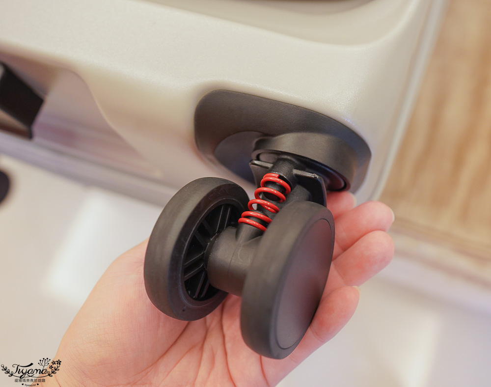 台灣行李箱推薦|Arowana亞諾納 台灣設計品牌:31吋極致美學運動鋁框行李箱|29吋前開式/側開式 避震輪河馬行李箱|走出你的旅行品味 @緹雅瑪 美食旅遊趣 台灣行李箱推薦|Arowana亞諾納 台灣設計品牌:31吋極致美學運動鋁框行李箱|29吋前開式/側開式 避震輪河馬行李箱|走出你的旅行品味 @緹雅瑪 美食旅遊趣