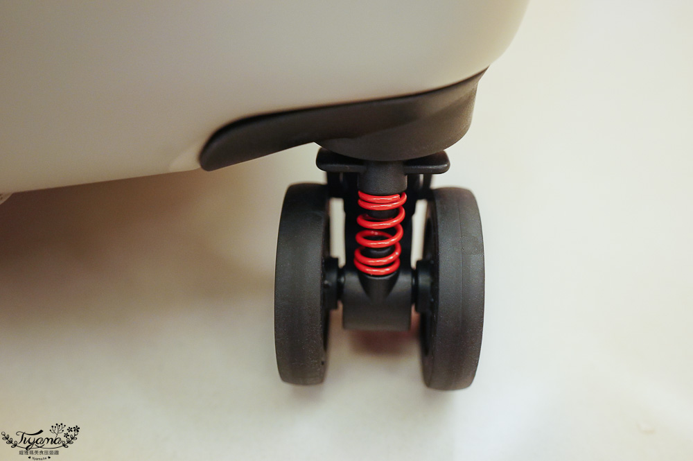 台灣行李箱推薦｜Arowana亞諾納 台灣設計品牌：31吋極致美學運動鋁框行李箱｜29吋前開式/側開式 避震輪河馬行李箱｜走出你的旅行品味 @緹雅瑪 美食旅遊趣