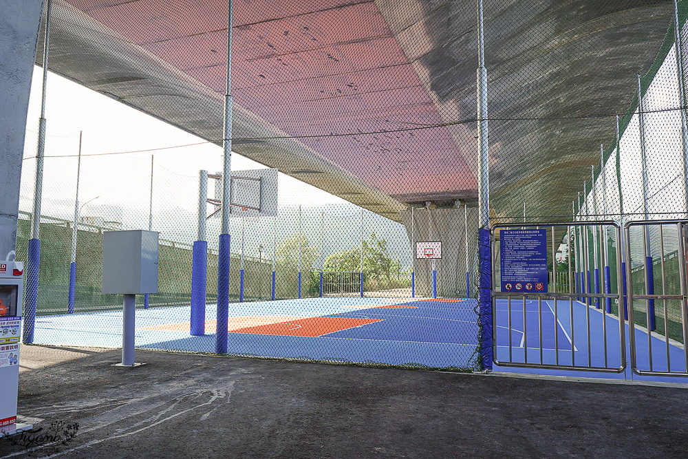 宜蘭公園「礁溪二龍之心公園」龍舟主題親子景點,高速公路下的遮陽兒童遊戲場、籃球場!有免費停車場 @緹雅瑪 美食旅遊趣 宜蘭公園「礁溪二龍之心公園」龍舟主題親子景點,高速公路下的遮陽兒童遊戲場、籃球場!有免費停車場 @緹雅瑪 美食旅遊趣