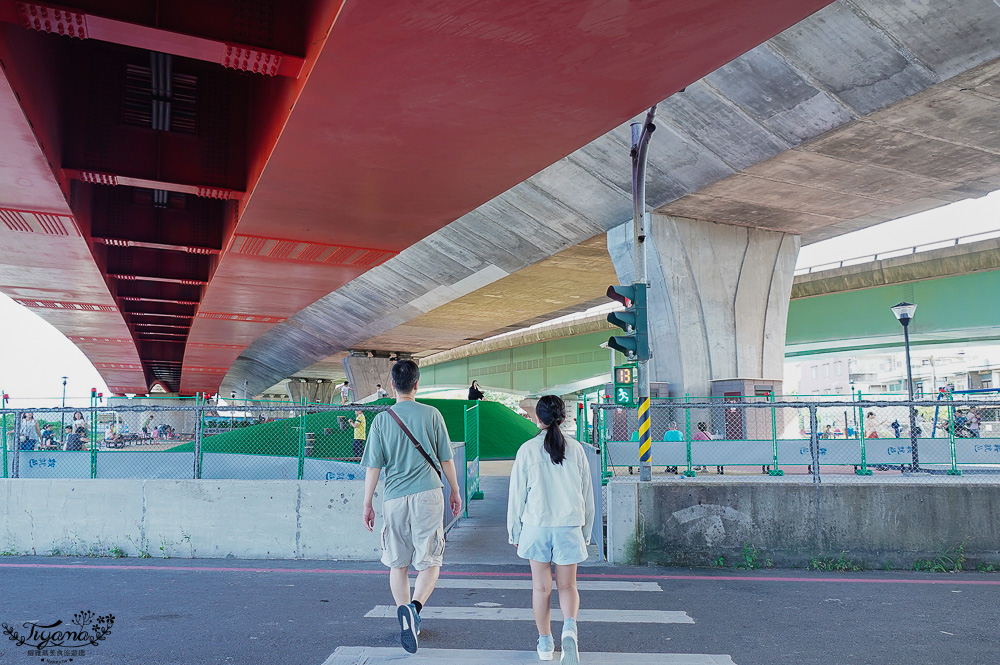 宜蘭公園「礁溪二龍之心公園」龍舟主題親子景點,高速公路下的遮陽兒童遊戲場、籃球場!有免費停車場 @緹雅瑪 美食旅遊趣 宜蘭公園「礁溪二龍之心公園」龍舟主題親子景點,高速公路下的遮陽兒童遊戲場、籃球場!有免費停車場 @緹雅瑪 美食旅遊趣