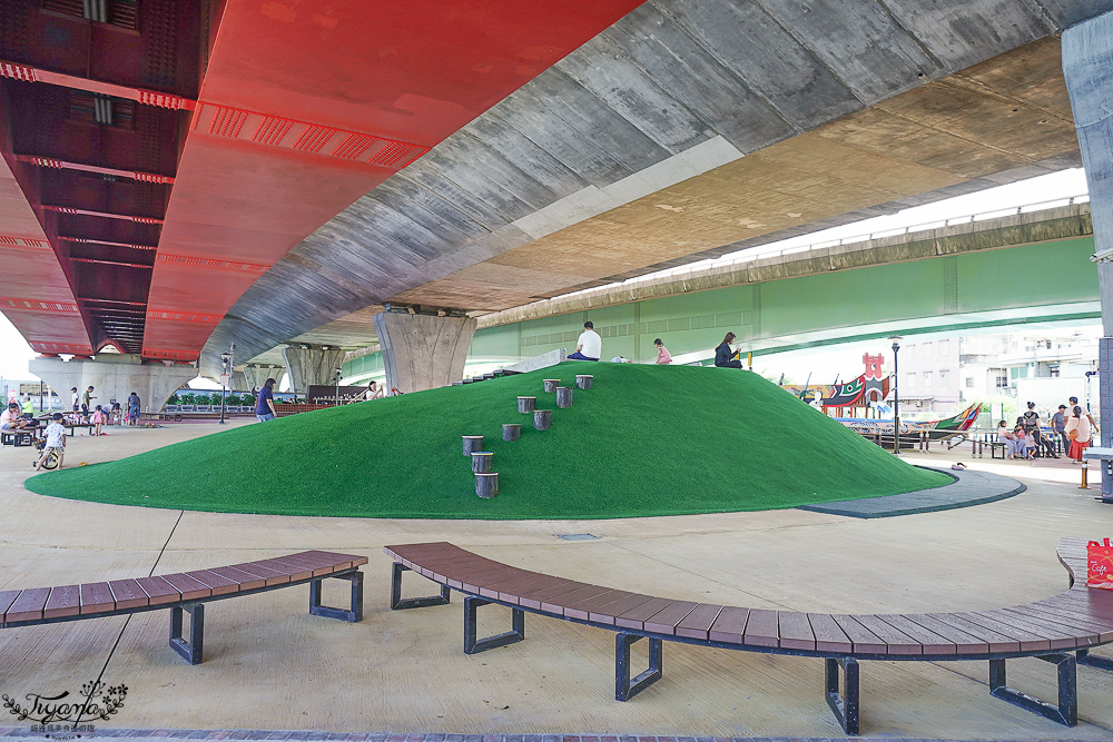 宜蘭公園「礁溪二龍之心公園」龍舟主題親子景點,高速公路下的遮陽兒童遊戲場、籃球場!有免費停車場 @緹雅瑪 美食旅遊趣 宜蘭公園「礁溪二龍之心公園」龍舟主題親子景點,高速公路下的遮陽兒童遊戲場、籃球場!有免費停車場 @緹雅瑪 美食旅遊趣