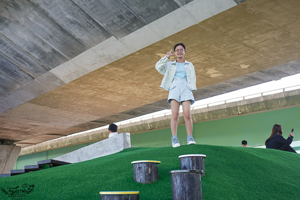 宜蘭公園「礁溪二龍之心公園」龍舟主題親子景點,高速公路下的遮陽兒童遊戲場、籃球場!有免費停車場 @緹雅瑪 美食旅遊趣 宜蘭公園「礁溪二龍之心公園」龍舟主題親子景點,高速公路下的遮陽兒童遊戲場、籃球場!有免費停車場 @緹雅瑪 美食旅遊趣