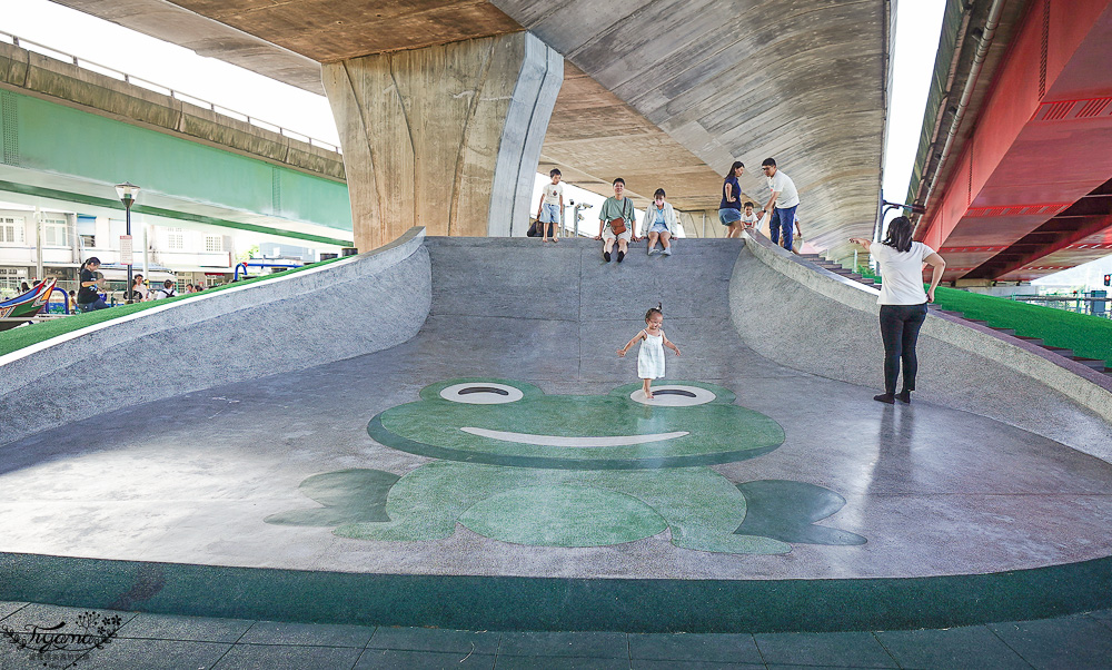宜蘭公園「礁溪二龍之心公園」龍舟主題親子景點，高速公路下的遮陽兒童遊戲場、籃球場！有免費停車場 @緹雅瑪 美食旅遊趣