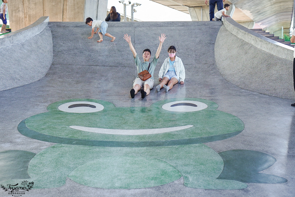 宜蘭公園「礁溪二龍之心公園」龍舟主題親子景點，高速公路下的遮陽兒童遊戲場、籃球場！有免費停車場 @緹雅瑪 美食旅遊趣