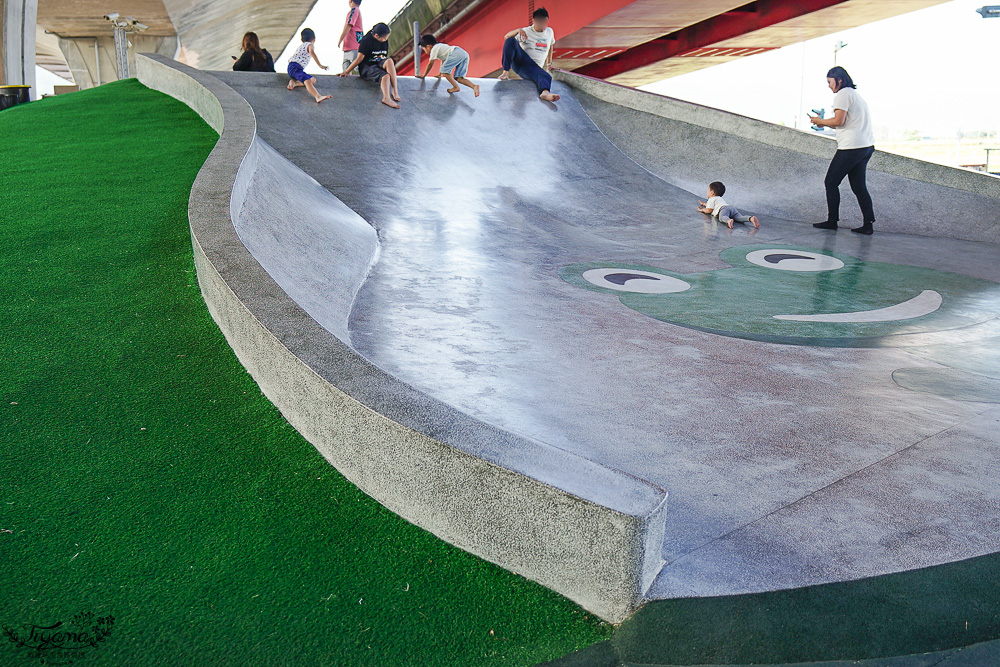 宜蘭公園「礁溪二龍之心公園」龍舟主題親子景點,高速公路下的遮陽兒童遊戲場、籃球場!有免費停車場 @緹雅瑪 美食旅遊趣 宜蘭公園「礁溪二龍之心公園」龍舟主題親子景點,高速公路下的遮陽兒童遊戲場、籃球場!有免費停車場 @緹雅瑪 美食旅遊趣