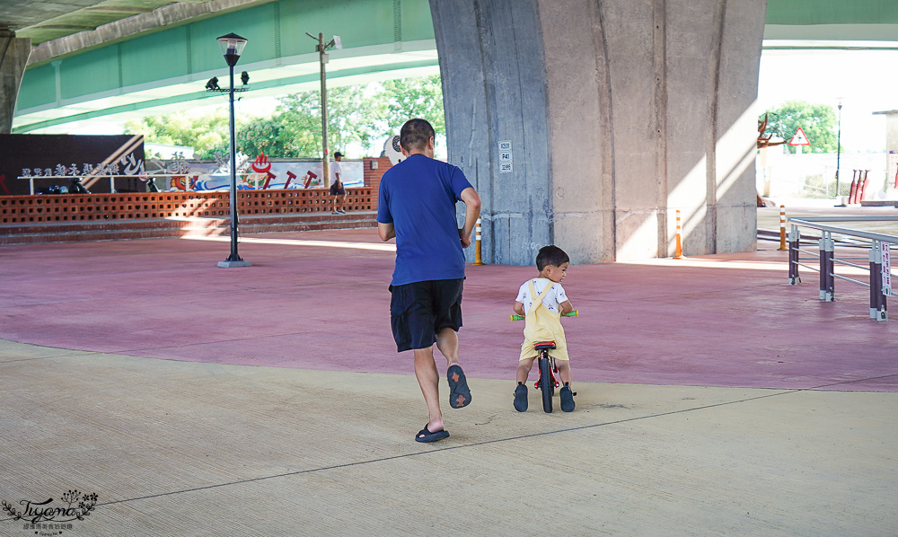 宜蘭公園「礁溪二龍之心公園」龍舟主題親子景點,高速公路下的遮陽兒童遊戲場、籃球場!有免費停車場 @緹雅瑪 美食旅遊趣 宜蘭公園「礁溪二龍之心公園」龍舟主題親子景點,高速公路下的遮陽兒童遊戲場、籃球場!有免費停車場 @緹雅瑪 美食旅遊趣