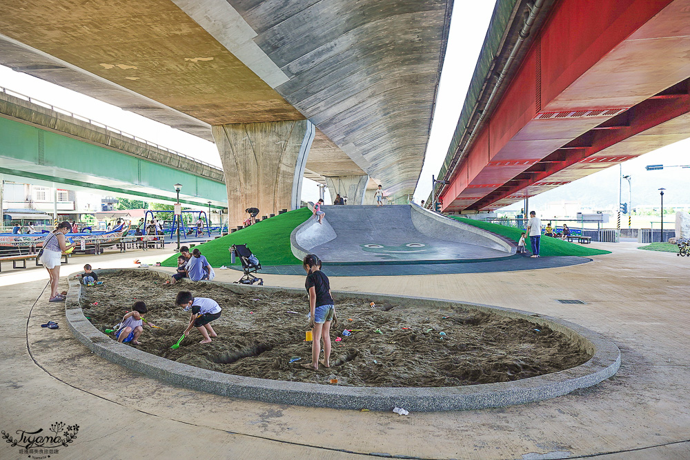 宜蘭公園「礁溪二龍之心公園」龍舟主題親子景點，高速公路下的遮陽兒童遊戲場、籃球場！有免費停車場 @緹雅瑪 美食旅遊趣