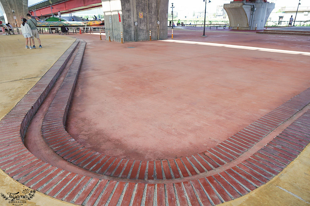 宜蘭公園「礁溪二龍之心公園」龍舟主題親子景點,高速公路下的遮陽兒童遊戲場、籃球場!有免費停車場 @緹雅瑪 美食旅遊趣 宜蘭公園「礁溪二龍之心公園」龍舟主題親子景點,高速公路下的遮陽兒童遊戲場、籃球場!有免費停車場 @緹雅瑪 美食旅遊趣