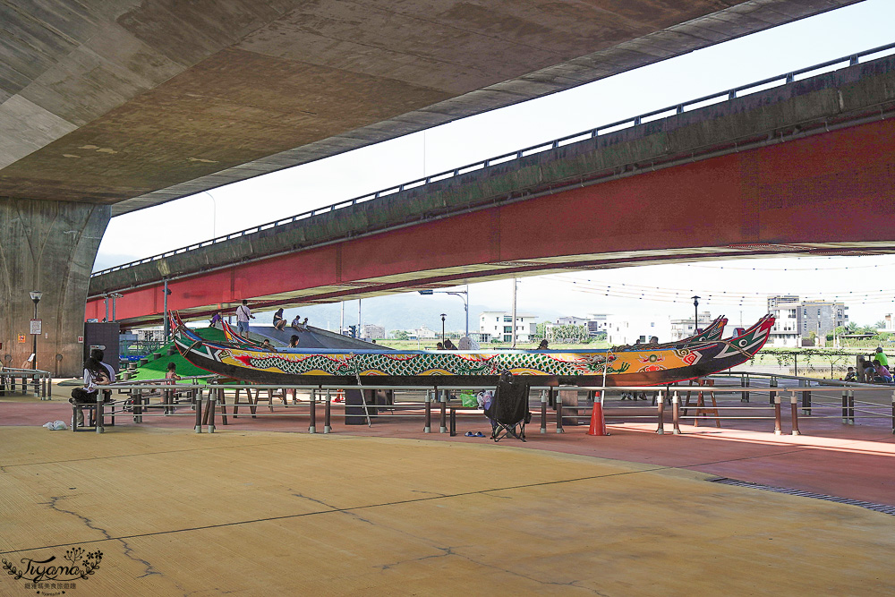 宜蘭公園「礁溪二龍之心公園」龍舟主題親子景點，高速公路下的遮陽兒童遊戲場、籃球場！有免費停車場 @緹雅瑪 美食旅遊趣