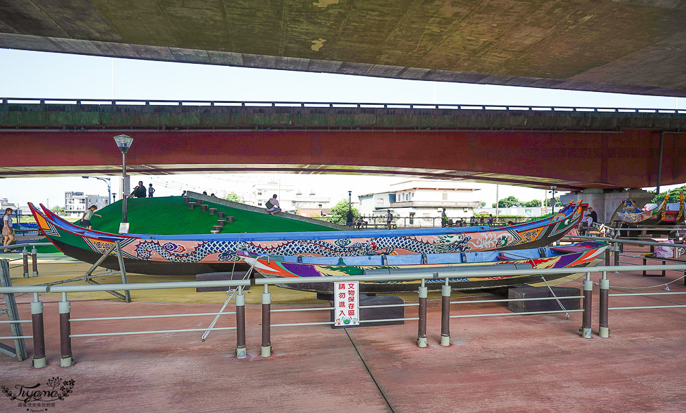 宜蘭公園「礁溪二龍之心公園」龍舟主題親子景點,高速公路下的遮陽兒童遊戲場、籃球場!有免費停車場 @緹雅瑪 美食旅遊趣 宜蘭公園「礁溪二龍之心公園」龍舟主題親子景點,高速公路下的遮陽兒童遊戲場、籃球場!有免費停車場 @緹雅瑪 美食旅遊趣
