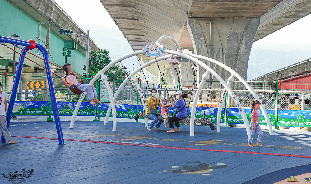 宜蘭公園「礁溪二龍之心公園」龍舟主題親子景點，高速公路下的遮陽兒童遊戲場、籃球場！有免費停車場 @緹雅瑪 美食旅遊趣