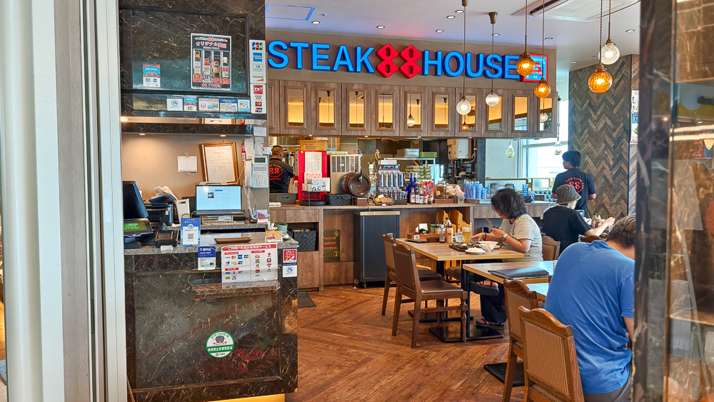 那霸機場牛排「牛排屋88 那霸機場店」，總是在排隊的人氣牛排館 @緹雅瑪 美食旅遊趣