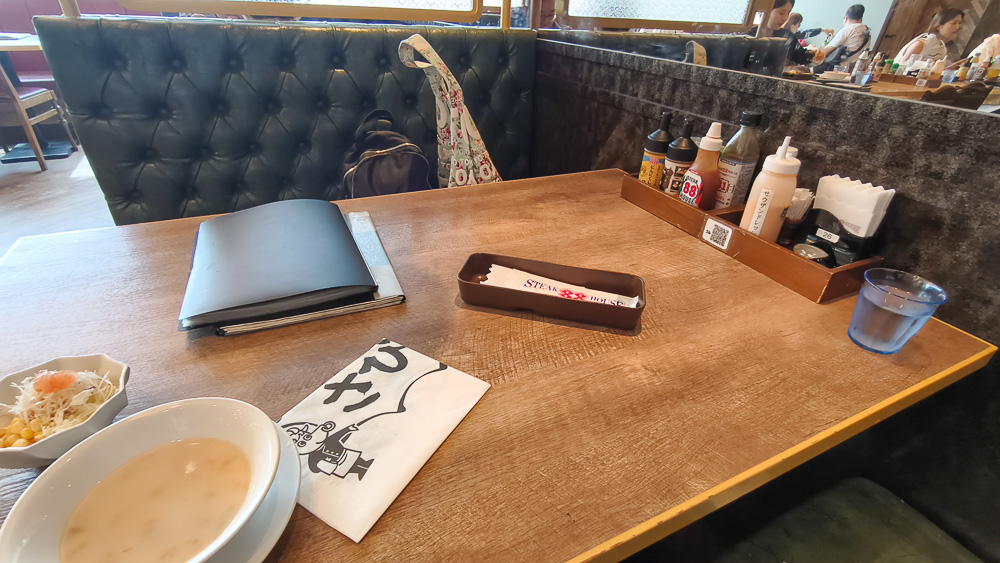 那霸機場牛排「牛排屋88 那霸機場店」，總是在排隊的人氣牛排館 @緹雅瑪 美食旅遊趣