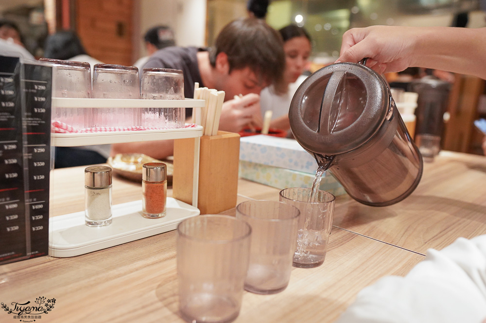 新千歲國內機場美食「一幻拉麵 新千歲機場店」，北海道拉麵道場第一間人氣拉麵 @緹雅瑪 美食旅遊趣