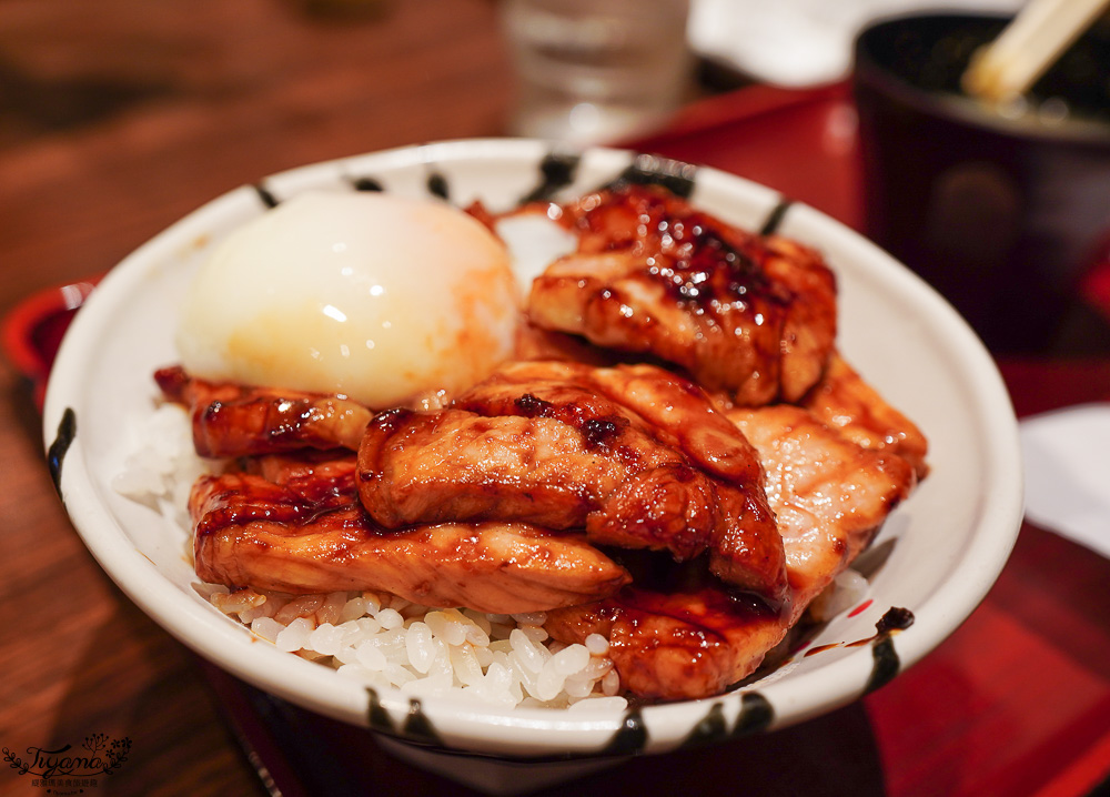 新千歲國內機場美食吃不完！豚丼名人 豚丼專門店，醬燒豬肉丼、1.5倍肉量豚丼一吃就愛上 @緹雅瑪 美食旅遊趣