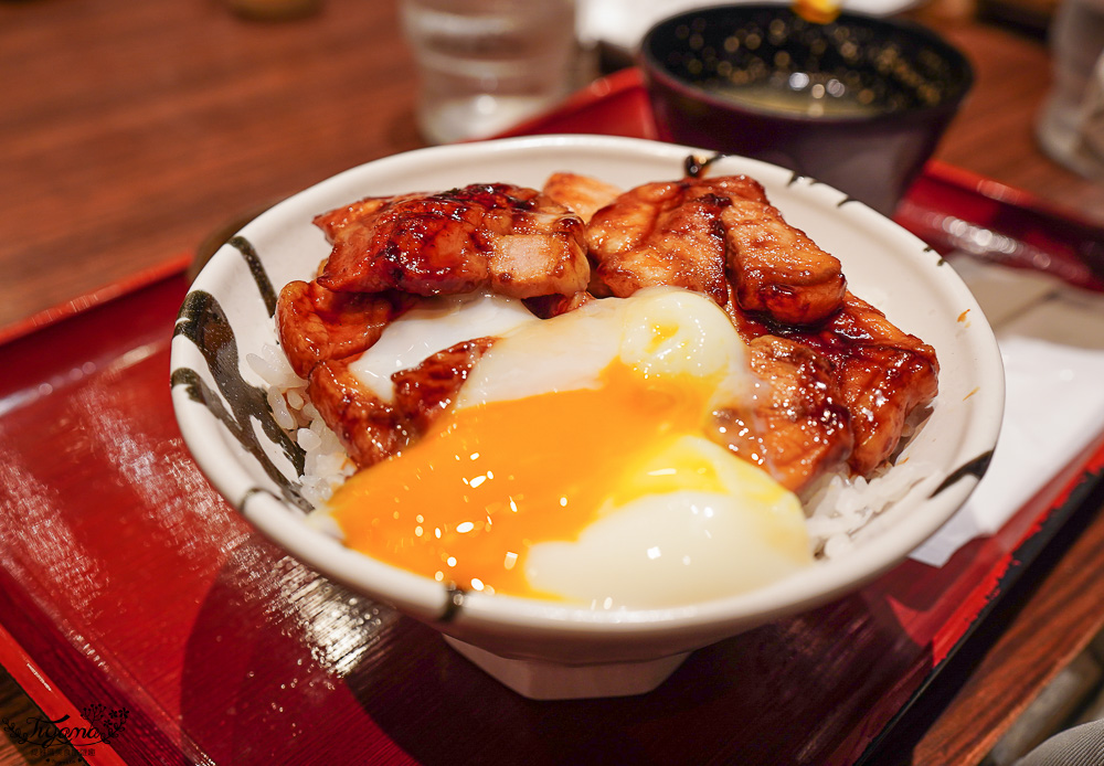 新千歲國內機場美食吃不完！豚丼名人 豚丼專門店，醬燒豬肉丼、1.5倍肉量豚丼一吃就愛上 @緹雅瑪 美食旅遊趣