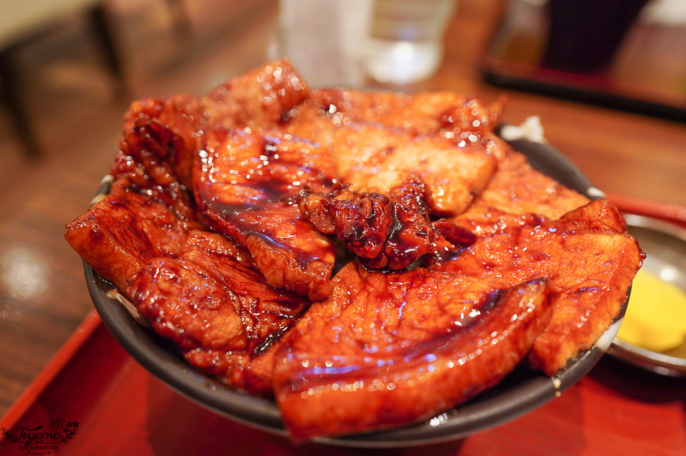 新千歲國內機場美食吃不完！豚丼名人 豚丼專門店，醬燒豬肉丼、1.5倍肉量豚丼一吃就愛上 @緹雅瑪 美食旅遊趣