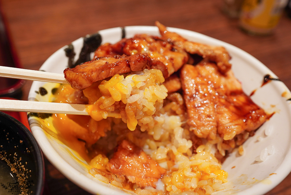 新千歲國內機場美食吃不完！豚丼名人 豚丼專門店，醬燒豬肉丼、1.5倍肉量豚丼一吃就愛上 @緹雅瑪 美食旅遊趣