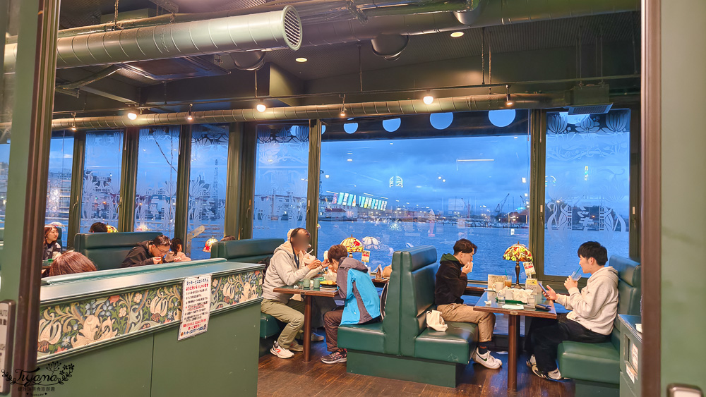 北海道函館美食｜金森紅磚倉庫美食｜幸運小丑漢堡 碼頭末廣店「迷戀函館 陶醉大海」主題海景漢堡餐廳，Blue Moon藍色月亮遊艇碼頭旁 @緹雅瑪 美食旅遊趣