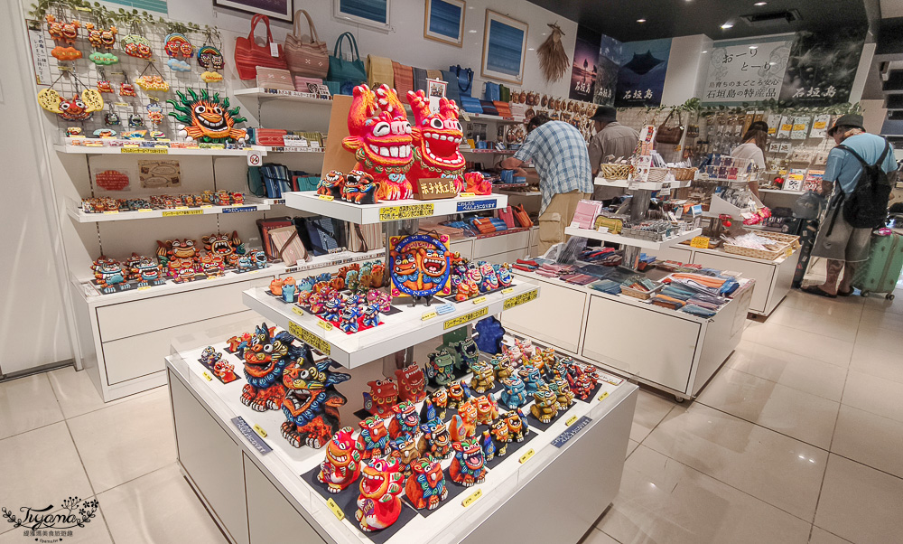 新石垣機場到市區交通｜新石垣機場伴手禮商店：1樓整層伴手禮土特產逛不完！新石垣機場↔︎石垣港交通 @緹雅瑪 美食旅遊趣