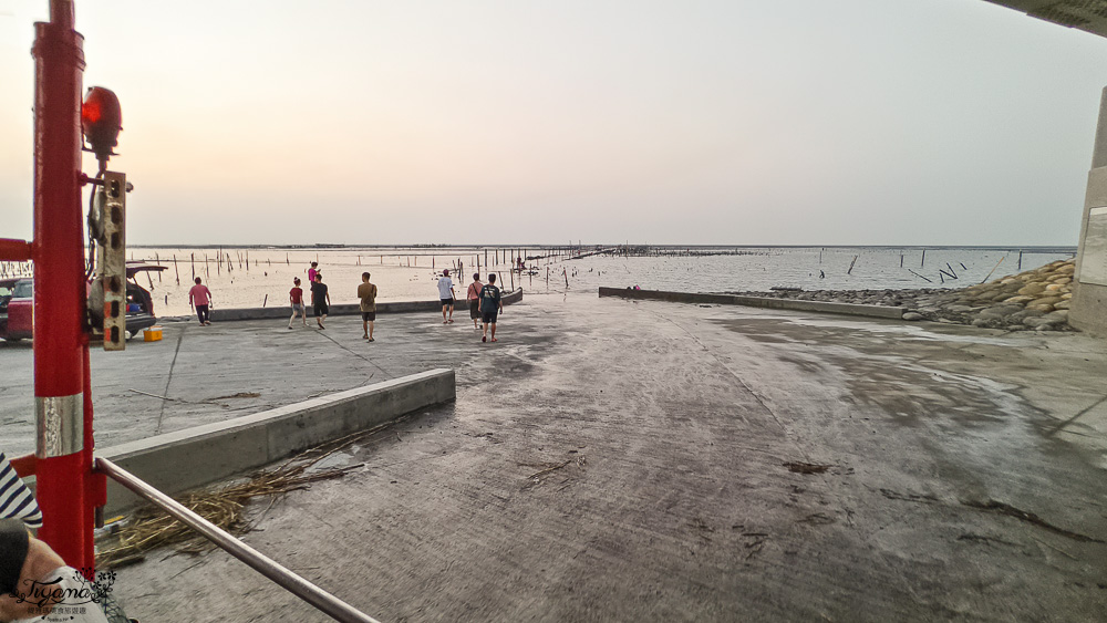 王功挖蛤烤蚵吃到飽！王功丫瑋觀光採蚵車，烤棚大又乾淨，收費大人200．小孩100．幼童免費，最超值的玩水活動 @緹雅瑪 美食旅遊趣