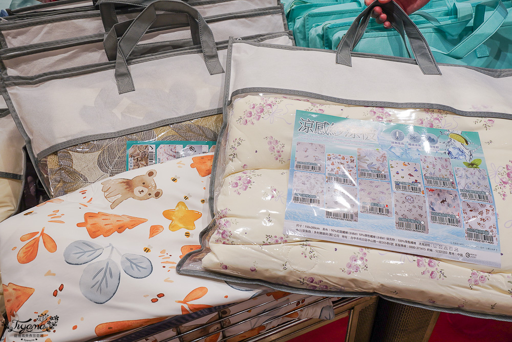 嘉義新光三越週年慶寢具特賣會【多利寶寢具特賣會】工廠直營天絲寢具平價高品質，夏涼被、枕頭990元買一送一，還能參加新光三越週年慶單筆3000贈2000點活動 @緹雅瑪 美食旅遊趣
