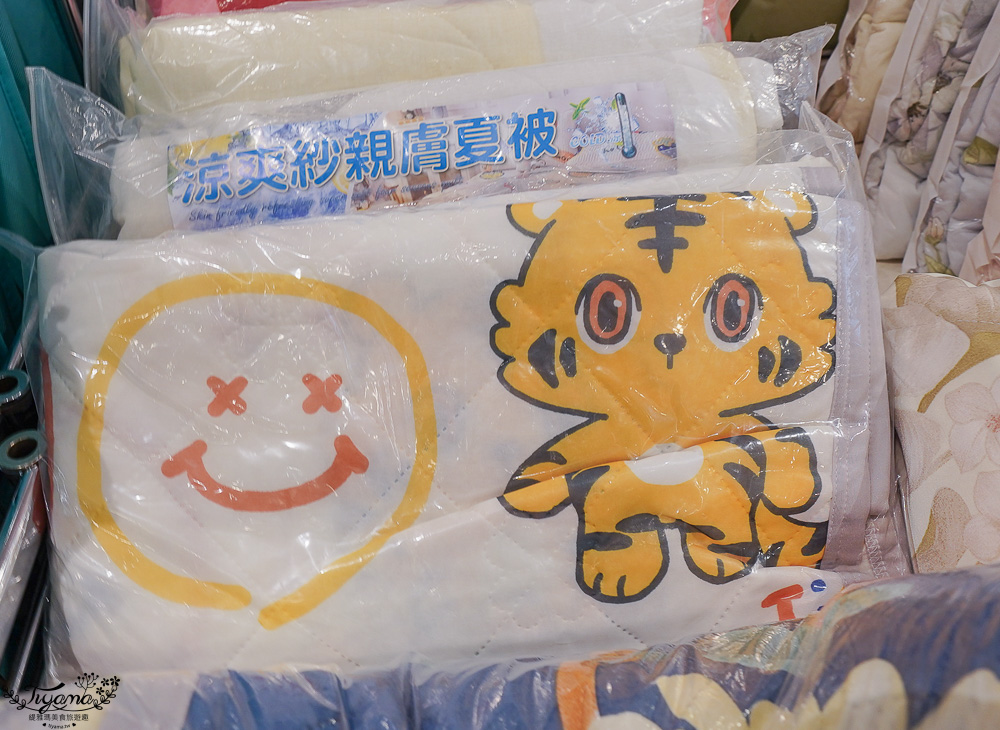 嘉義新光三越週年慶寢具特賣會【多利寶寢具特賣會】工廠直營天絲寢具平價高品質，夏涼被、枕頭990元買一送一，還能參加新光三越週年慶單筆3000贈2000點活動 @緹雅瑪 美食旅遊趣