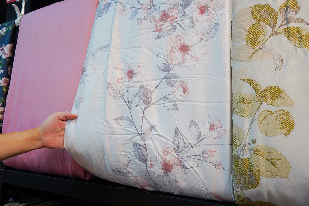 台南多利寶寢具特賣會｜海馬台南年度聯合特賣會：台灣工廠直營天絲寢具親民價就能買到！！多款枕頭買一送一只要990.天絲床包兩用被組1980起.兒童枕299.機能被990，冬天換季補寢具買到賺到 @緹雅瑪 美食旅遊趣