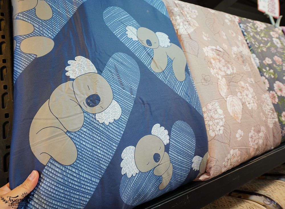 台南多利寶寢具特賣會｜海馬台南年度聯合特賣會：台灣工廠直營天絲寢具親民價就能買到！！多款枕頭買一送一只要990.天絲床包兩用被組1980起.兒童枕299.機能被990，冬天換季補寢具買到賺到 @緹雅瑪 美食旅遊趣