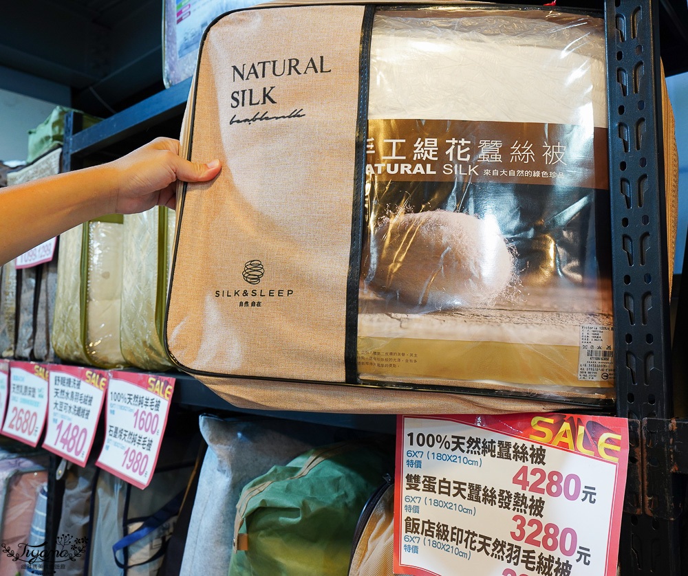 台南多利寶寢具特賣會｜海馬台南年度聯合特賣會：台灣工廠直營天絲寢具親民價就能買到！！多款枕頭買一送一只要990.天絲床包兩用被組1980起.兒童枕299.機能被990，冬天換季補寢具買到賺到 @緹雅瑪 美食旅遊趣