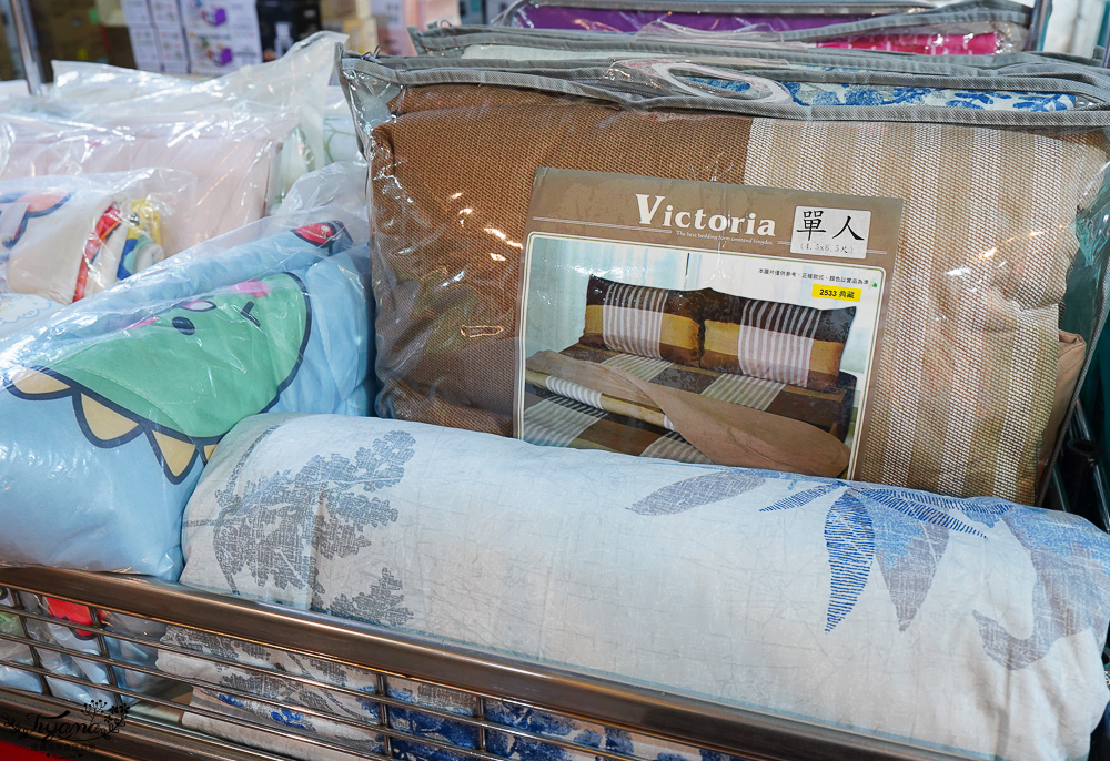 台南多利寶寢具特賣會｜海馬台南年度聯合特賣會：台灣工廠直營天絲寢具親民價就能買到！！多款枕頭買一送一只要990.天絲床包兩用被組1980起.兒童枕299.機能被990，冬天換季補寢具買到賺到 @緹雅瑪 美食旅遊趣