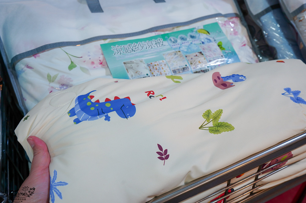 台南多利寶寢具特賣會｜海馬台南年度聯合特賣會：台灣工廠直營天絲寢具親民價就能買到！！多款枕頭買一送一只要990.天絲床包兩用被組1980起.兒童枕299.機能被990，冬天換季補寢具買到賺到 @緹雅瑪 美食旅遊趣