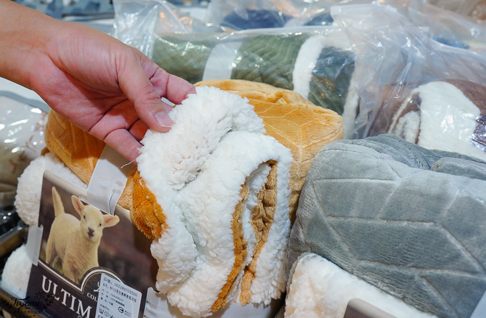 台南多利寶寢具特賣會｜海馬台南年度聯合特賣會：台灣工廠直營天絲寢具親民價就能買到！！多款枕頭買一送一只要990.天絲床包兩用被組1980起.兒童枕299.機能被990，冬天換季補寢具買到賺到 @緹雅瑪 美食旅遊趣