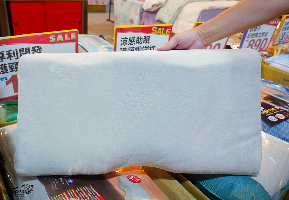 台南多利寶寢具特賣會｜海馬台南年度聯合特賣會：台灣工廠直營天絲寢具親民價就能買到！！多款枕頭買一送一只要990.天絲床包兩用被組1980起.兒童枕299.機能被990，冬天換季補寢具買到賺到 @緹雅瑪 美食旅遊趣